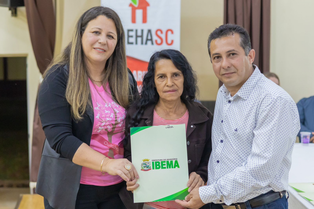 A prefeitura de Ibema realizou a entrega das matrículas aos moradores do núcleo urbano municipal do bairro Fátima